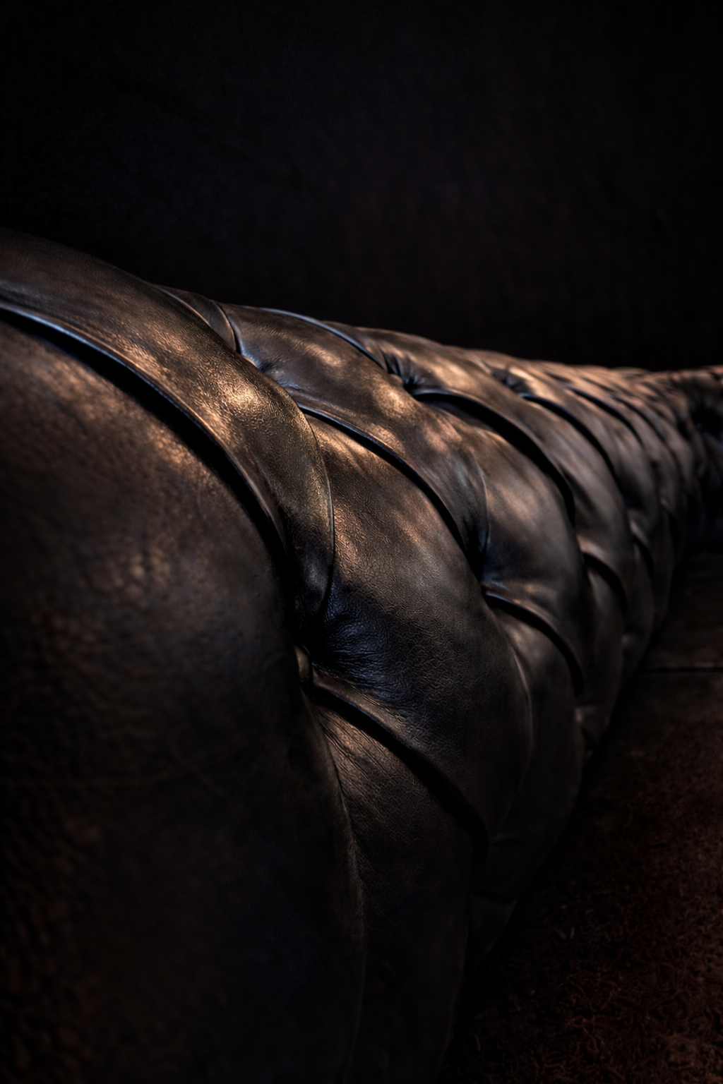 Sofá Chesterfield de cuero negro · Restaurado · Muelles helicoidales - Imagen 3