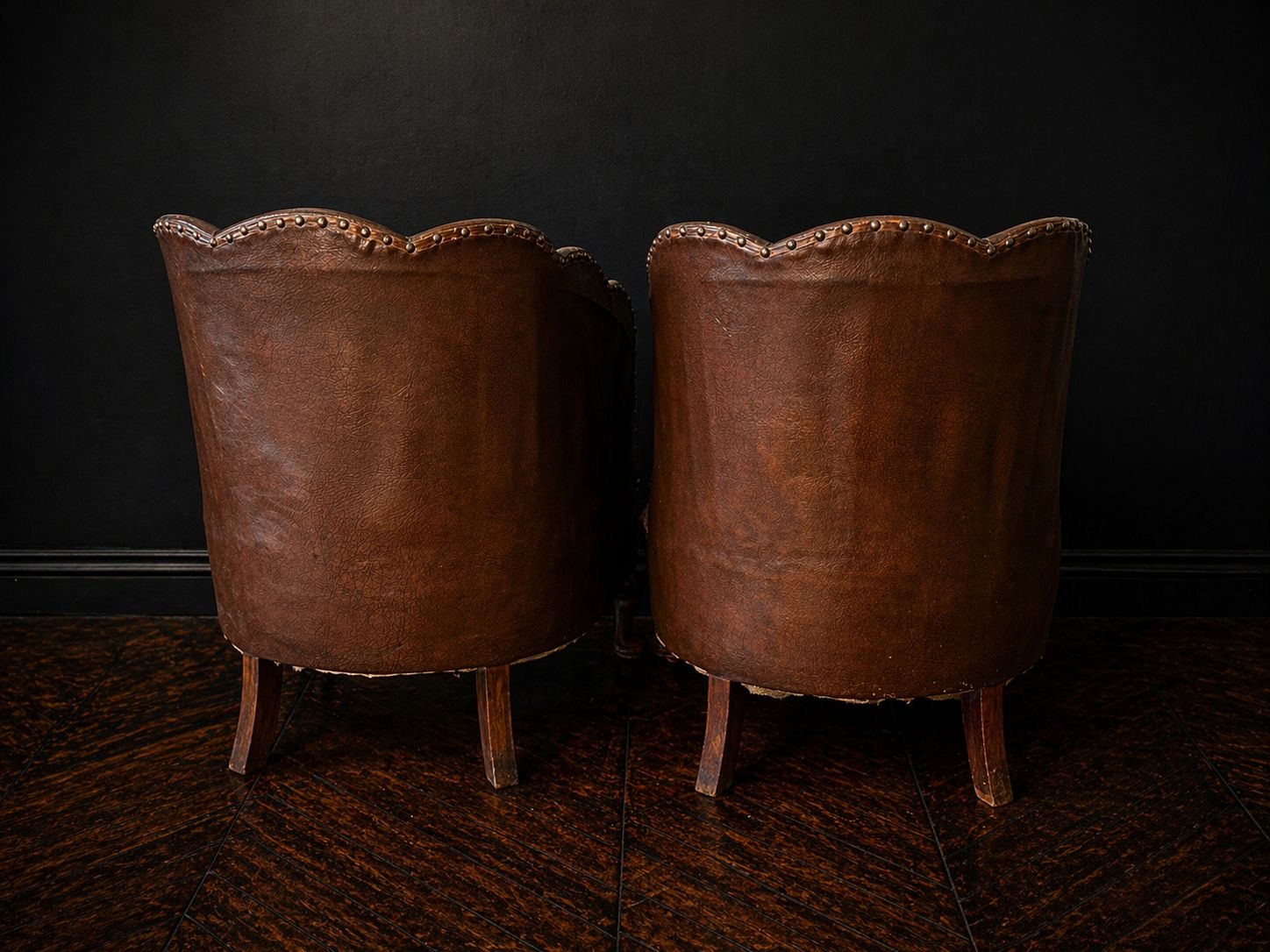 PAREJA DE BUTACAS ART DECO "SCALLOP" EN CUERO. INGLATERRA CIRCA 1930 - Imagen 3