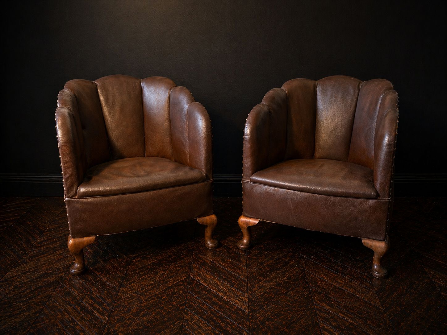PAREJA DE BUTACAS ART DECO "SCALLOP" EN CUERO. INGLATERRA CIRCA 1930 - Imagen 5