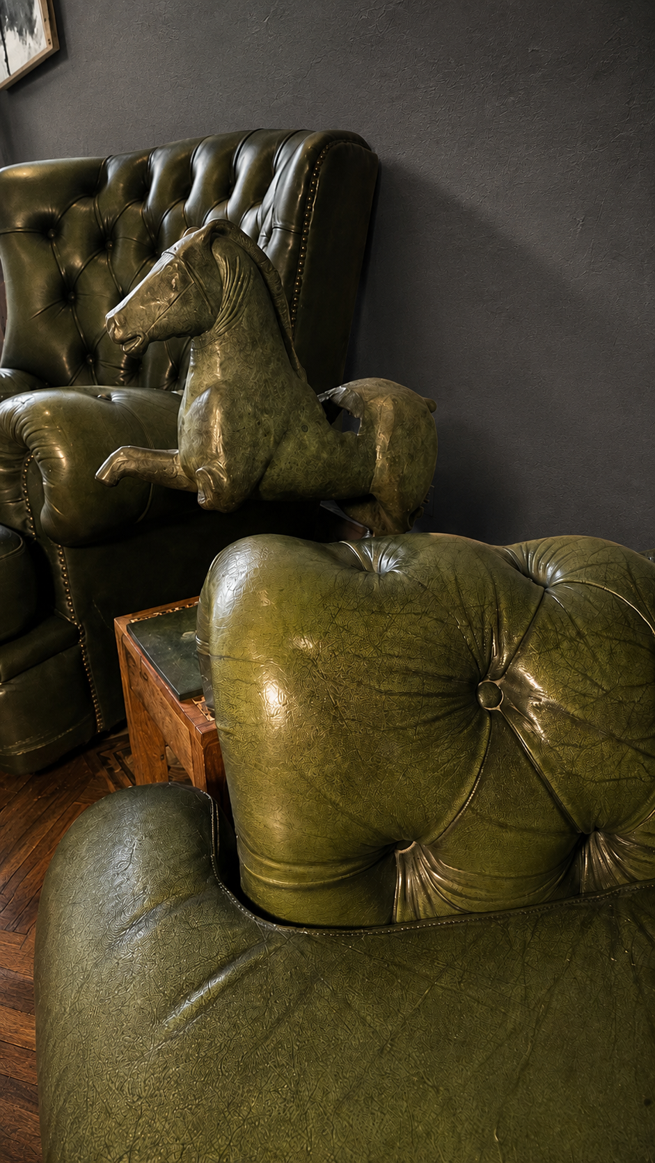 PAREJA DE BUTACAS CHESTERFIELD CLUB EN PIEL VERDE OLIVA - Imagen 6