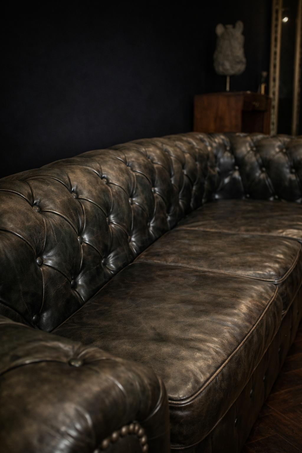 SOFA CHESTERFIELD EN PIEL TONOS VERDES Y COÑAC - Imagen 3
