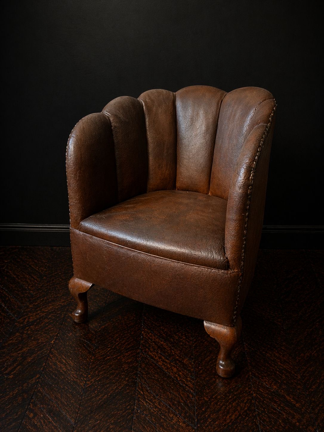 PAREJA DE BUTACAS ART DECO "SCALLOP" EN CUERO. INGLATERRA CIRCA 1930