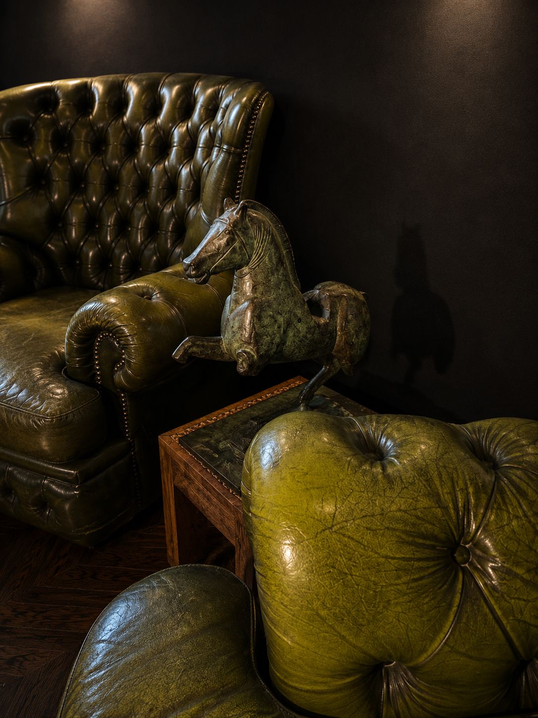 PAREJA DE BUTACAS CHESTERFIELD CLUB EN PIEL VERDE OLIVA - Imagen 10