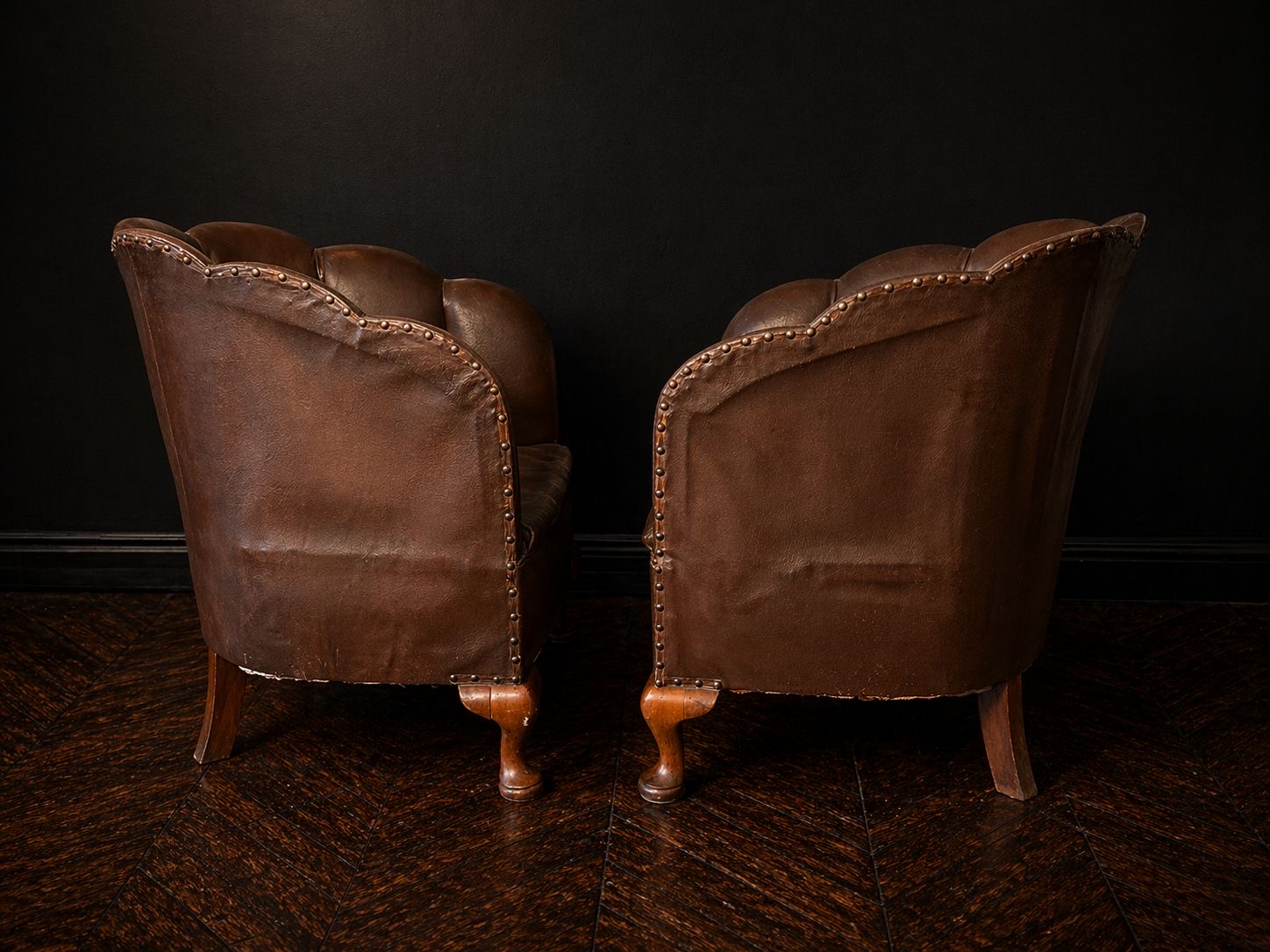 PAREJA DE BUTACAS ART DECO "SCALLOP" EN CUERO. INGLATERRA CIRCA 1930 - Imagen 2