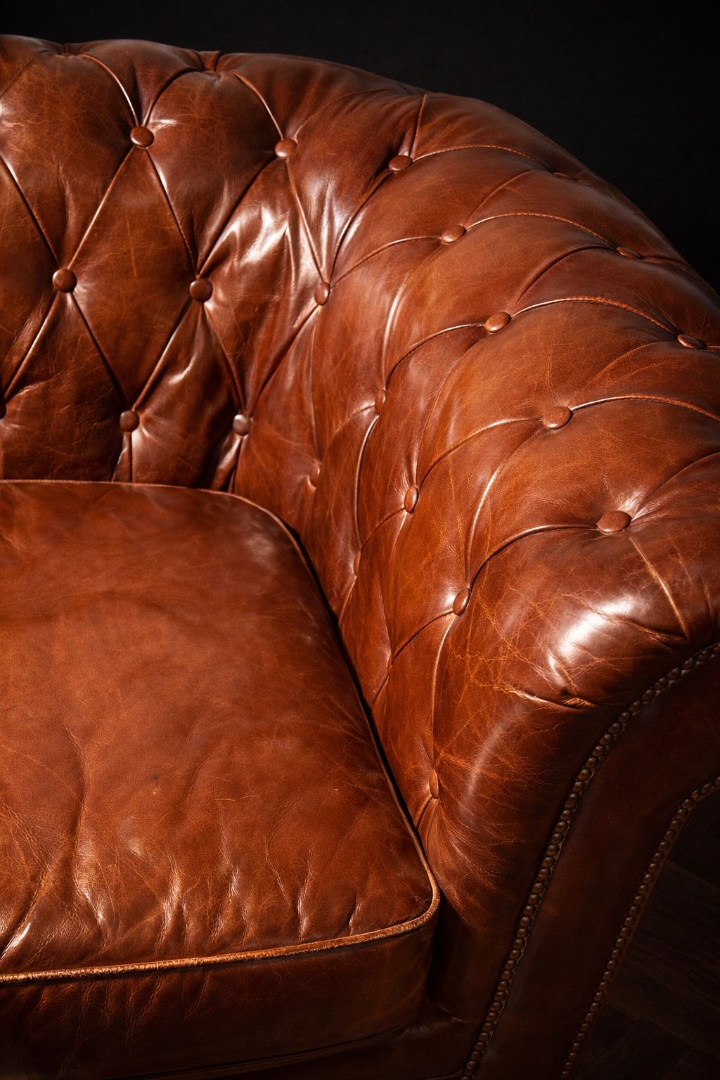 SILLON CHESTERFIELD EN CUERO NATURAL PATINADO - Imagen 4