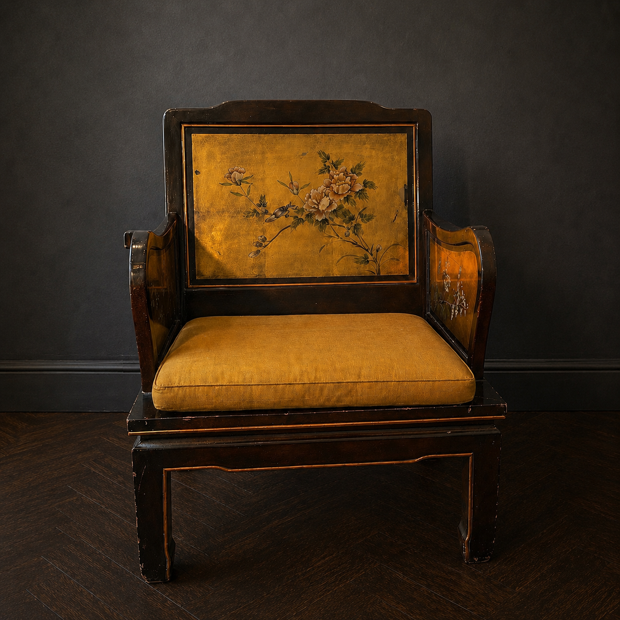 sillon-oriental-lacado-con-decoracion-floral-the-patina-house