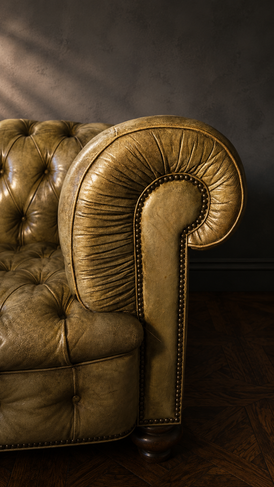 Sofá Chesterfield de cuero con pátina miel olivada - Imagen 2