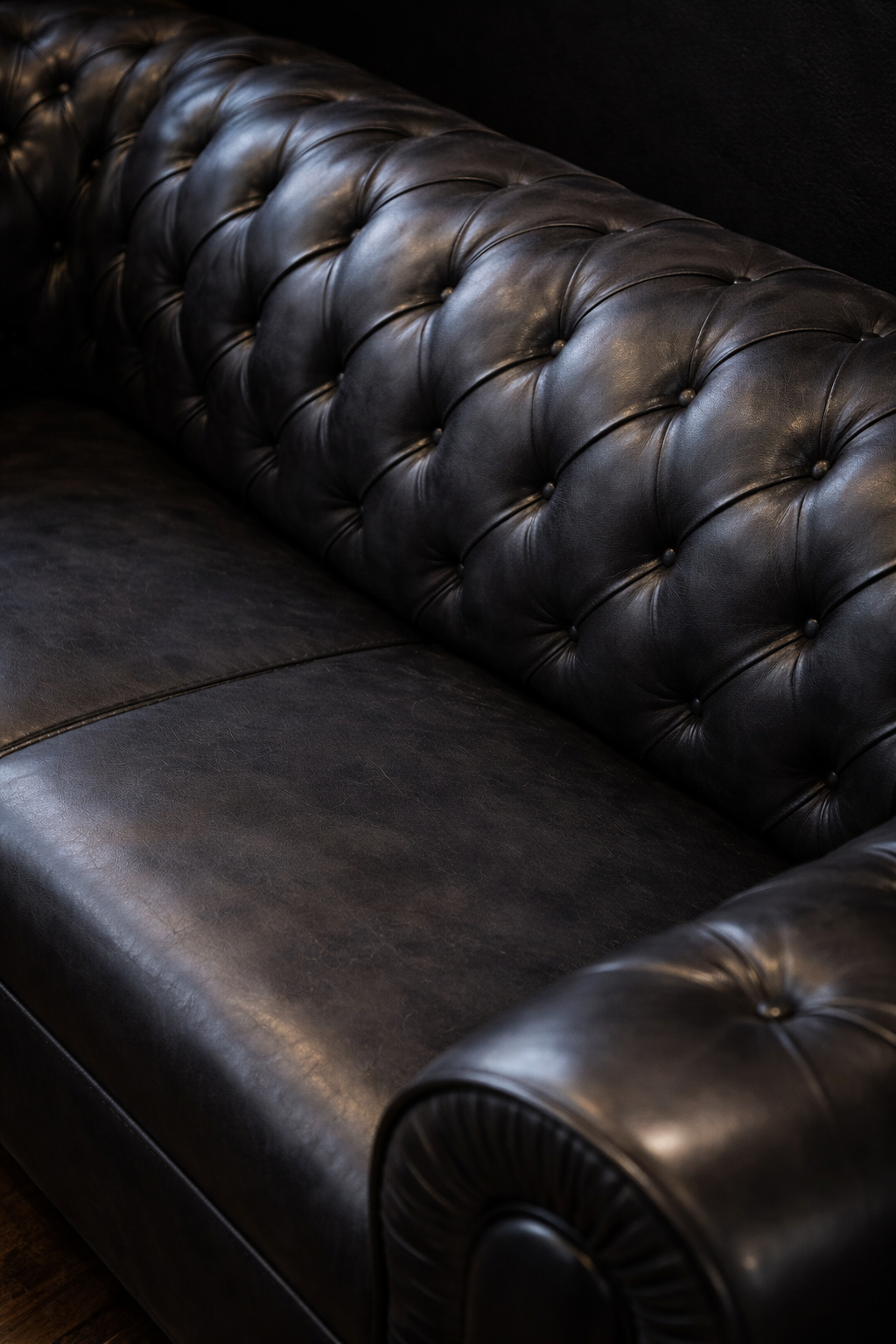 Sofá Chesterfield de cuero negro · Restaurado · Muelles helicoidales - Imagen 2