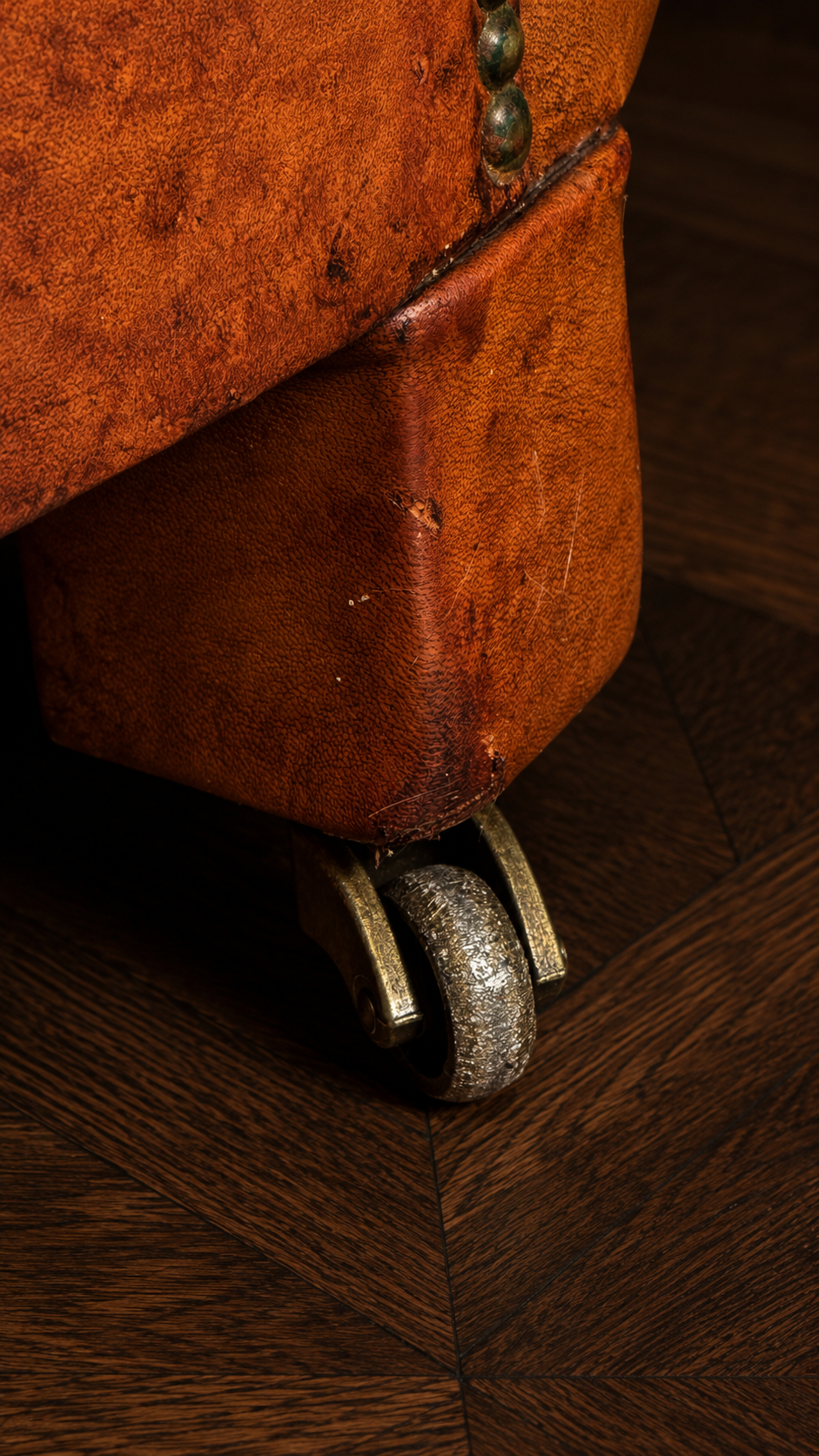 Sofá Chesterfield inglés de cuero miel con muelles tradicionales - Imagen 2