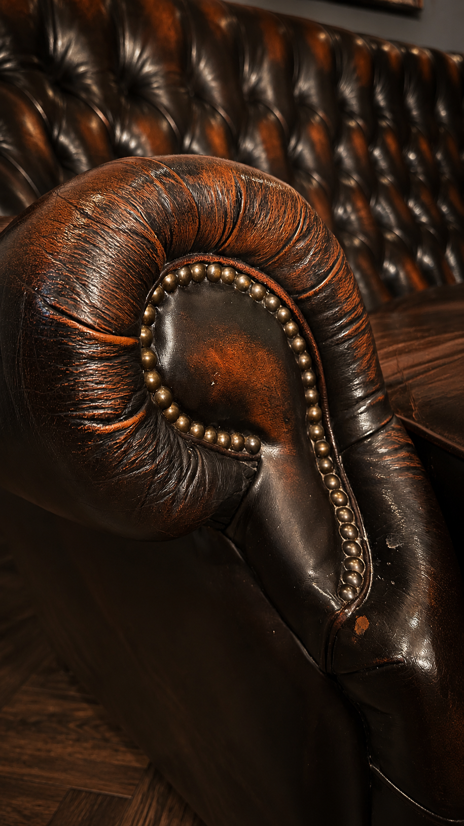 Sofá Chesterfield de cuero con patina - Imagen 4