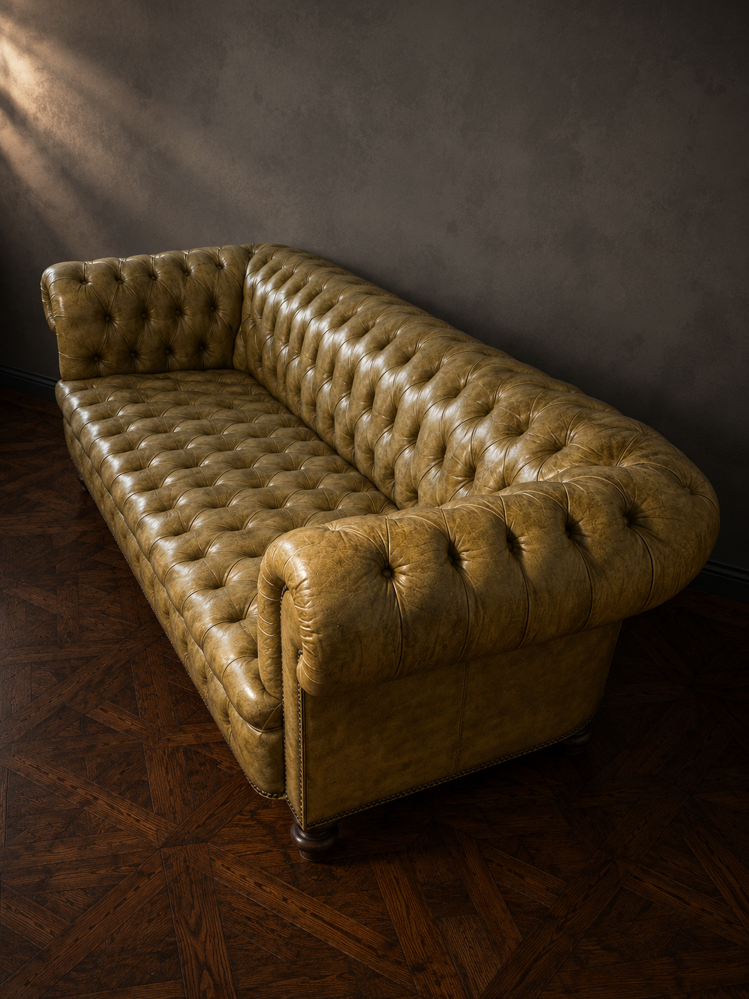 Sofá Chesterfield de cuero con pátina miel olivada - Imagen 7