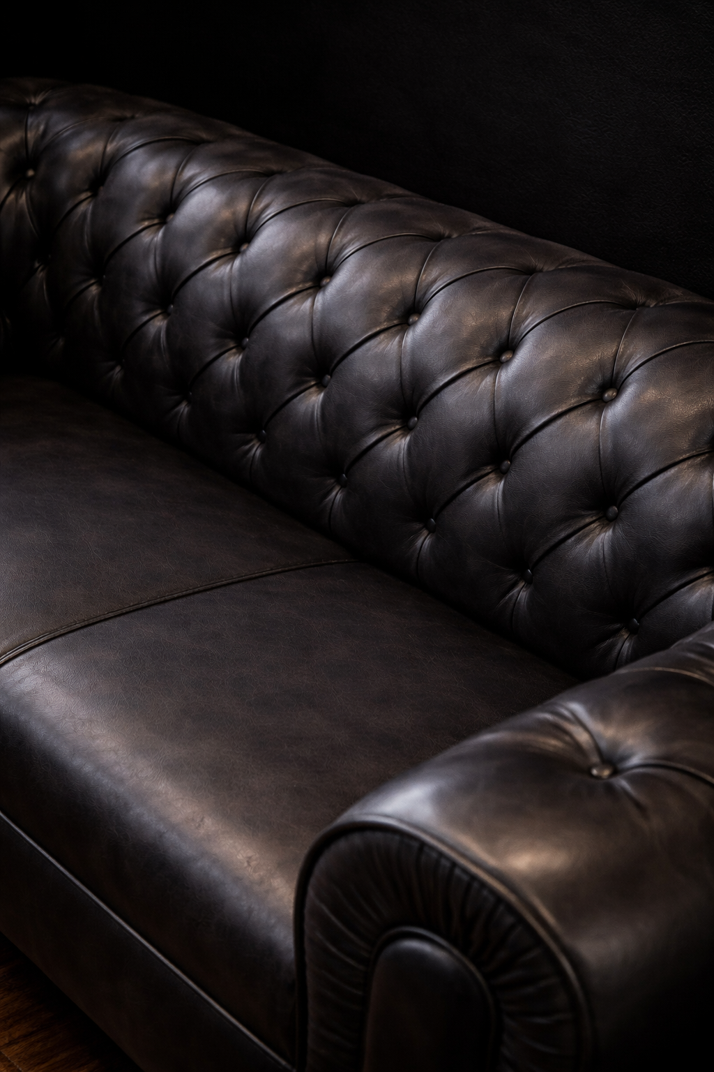 Sofá Chesterfield de cuero negro · Restaurado · Muelles helicoidales - Imagen 4