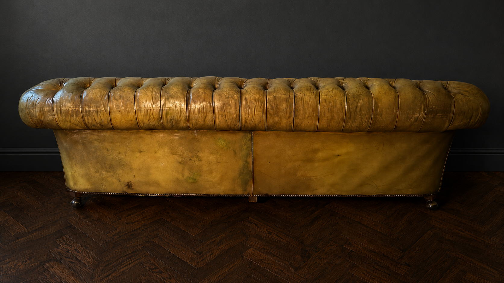 Sofá Chesterfield de cuero con pátina miel olivada - Imagen 8