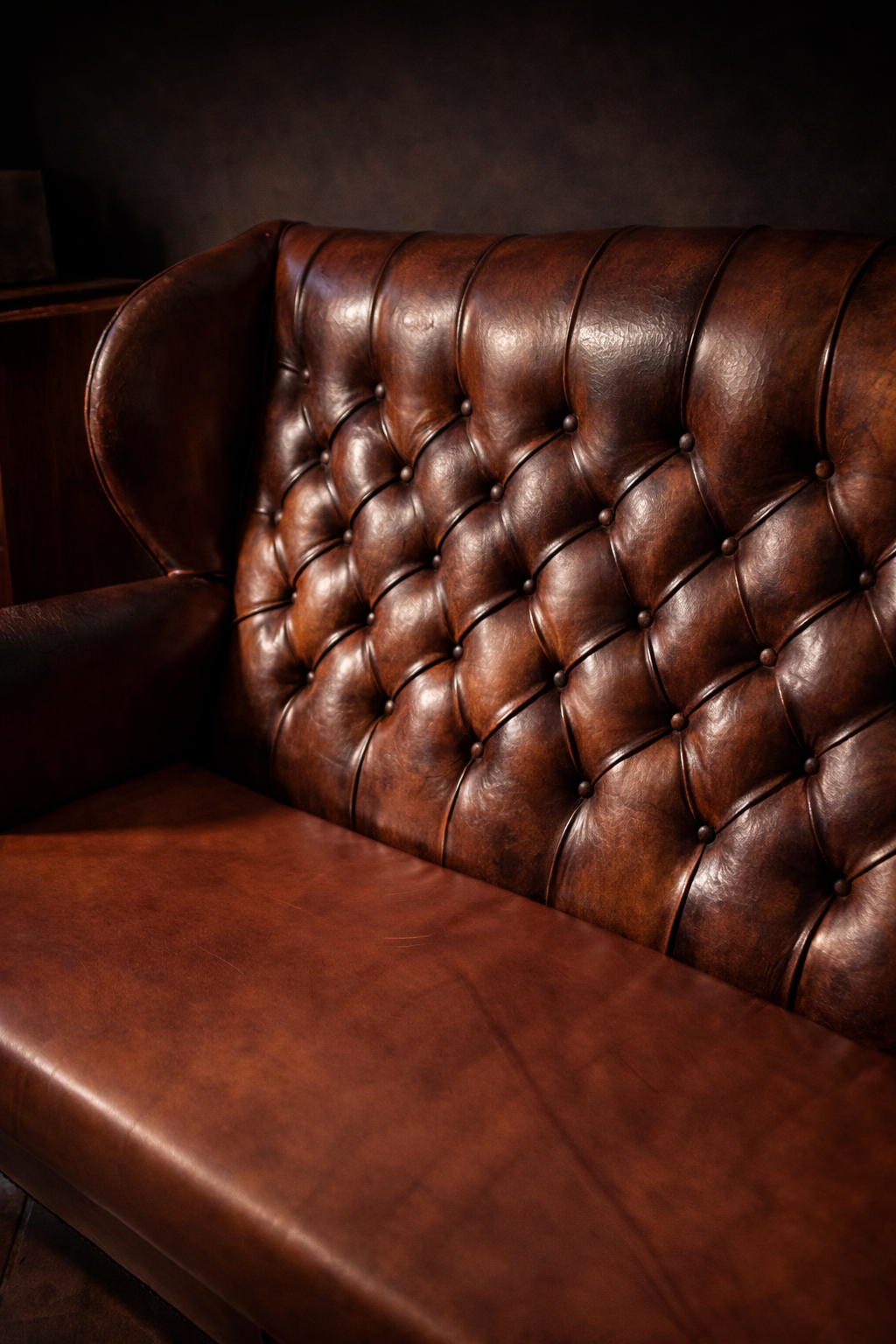 Sofá Chester Wingback de Cuero Patinado - Imagen 8