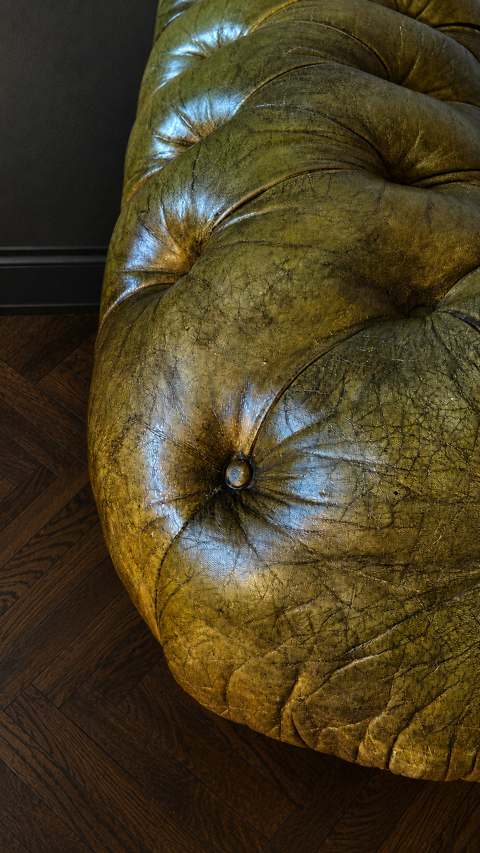 Sofá Chesterfield de cuero con pátina miel olivada - Imagen 9