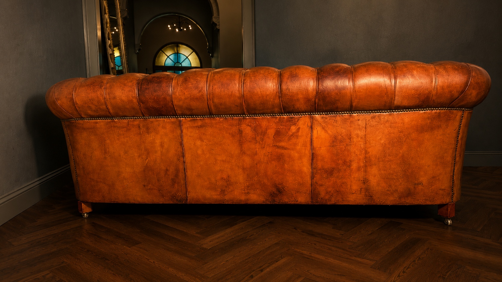 Sofá Chesterfield inglés de cuero miel con muelles tradicionales - Imagen 7