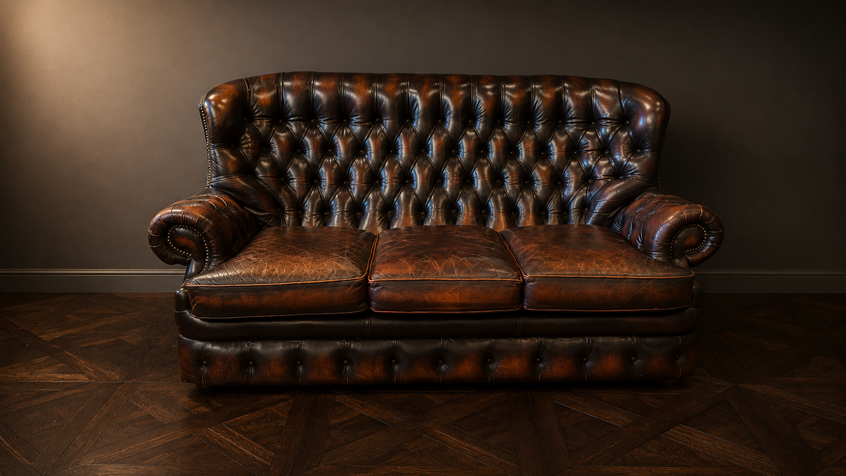 Sofá Chesterfield de cuero con patina