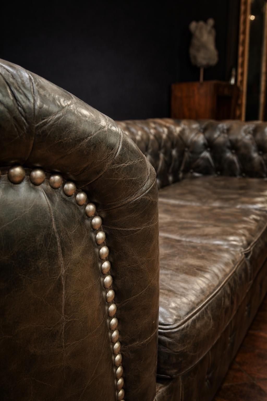 SOFA CHESTERFIELD EN PIEL TONOS VERDES Y COÑAC - Imagen 5