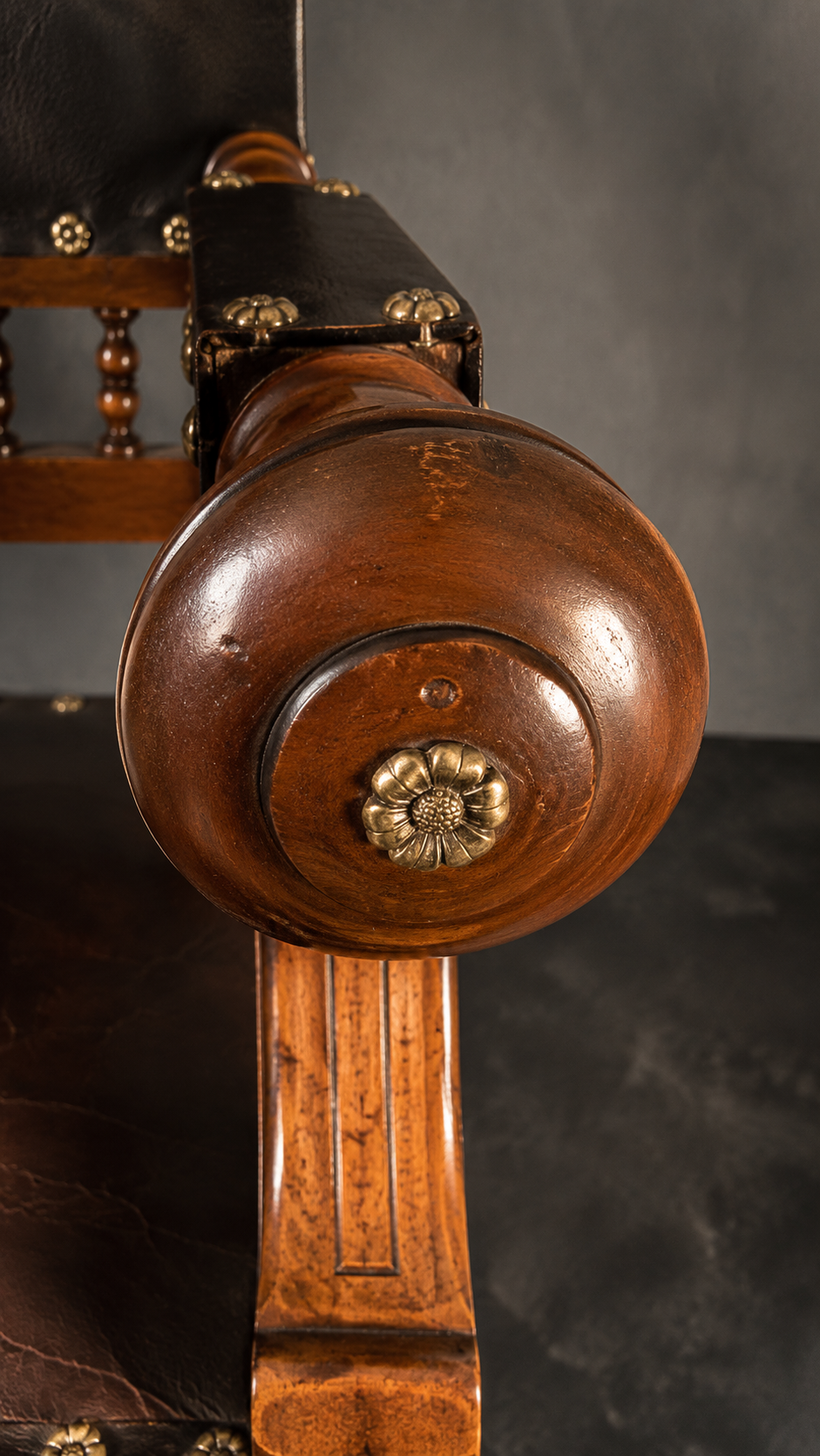 SILLON HISTORICISTA EN MADERA Y PIEL CIRCA 1880-1900 - Imagen 2