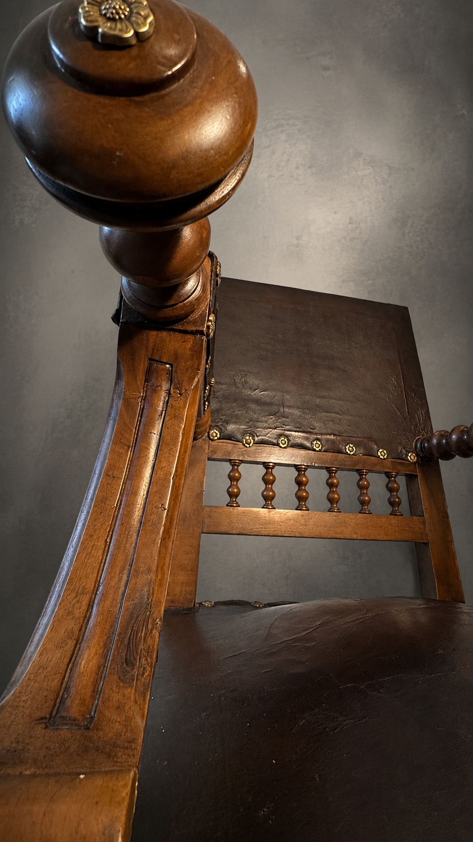 SILLON HISTORICISTA EN MADERA Y PIEL CIRCA 1880-1900 - Imagen 3