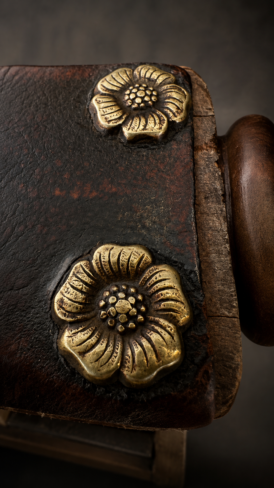 SILLON HISTORICISTA EN MADERA Y PIEL CIRCA 1880-1900 - Imagen 4