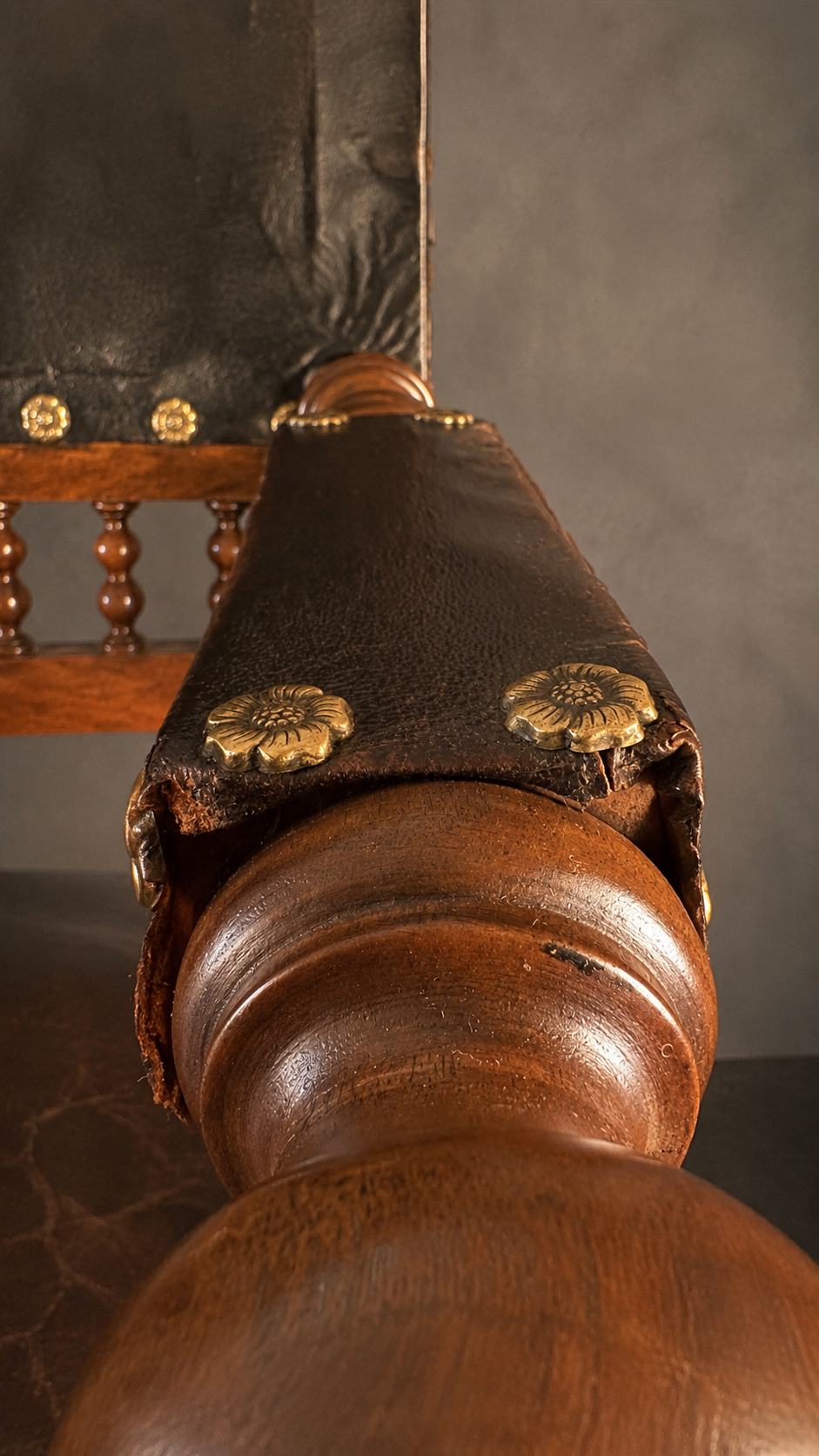 SILLON HISTORICISTA EN MADERA Y PIEL CIRCA 1880-1900 - Imagen 6