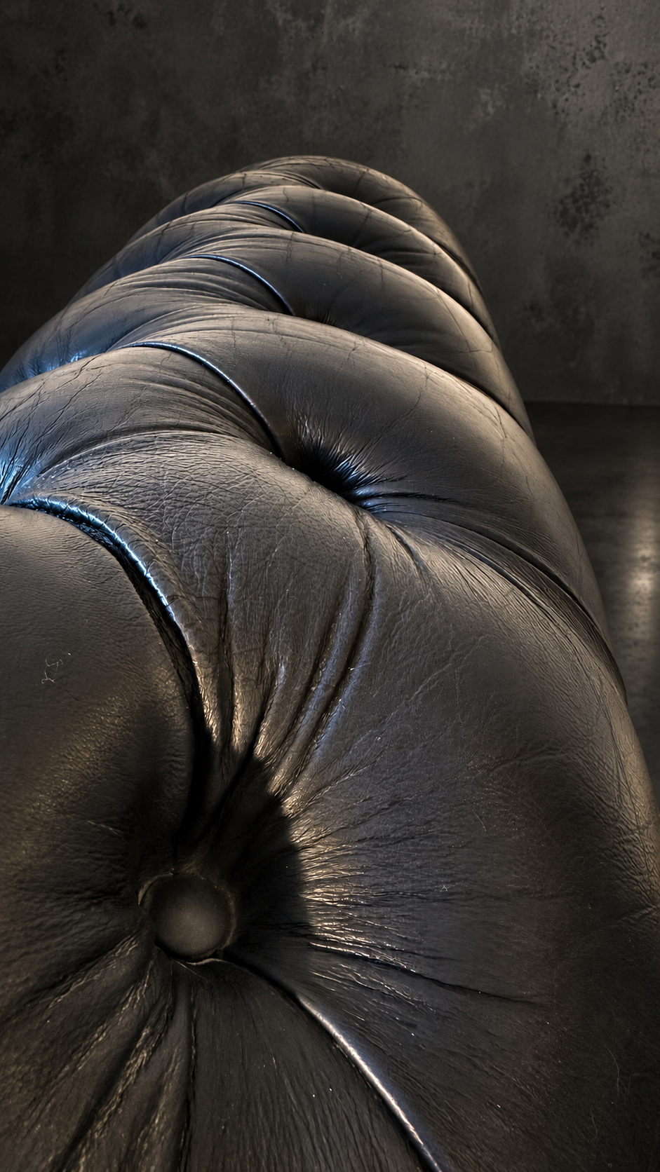 Butaca Chesterfield Club Vintage en Piel Azul Marino con Pátina - Imagen 7